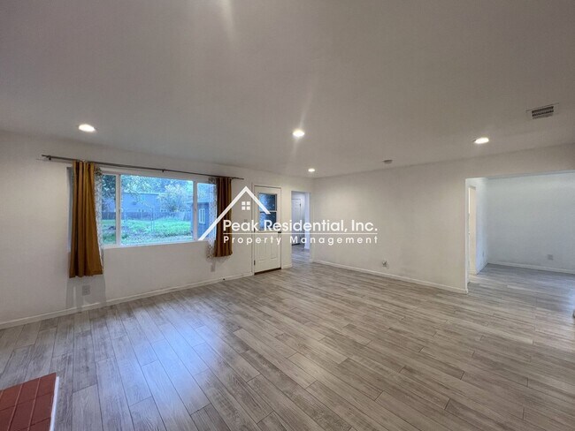 Building Photo - Updated 3bd/2ba Sacramento House