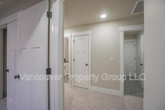 Building Photo - 2217 E Juniper Cir