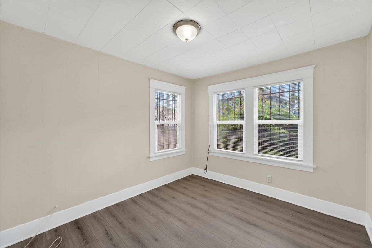 Building Photo - 5008 1/2 South Wilton Place