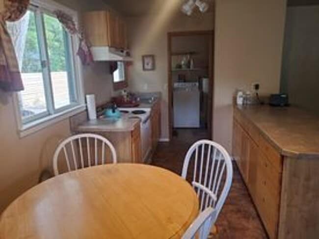 Building Photo - Marsenich- 2 bedroom house with fenced yard.