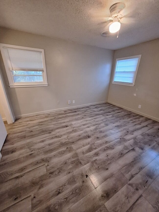 Building Photo - 3 bedroom, 2 bath
