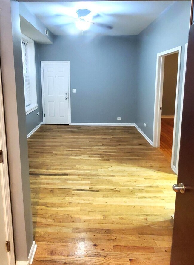 Building Photo - 1337 N Greenview Ave