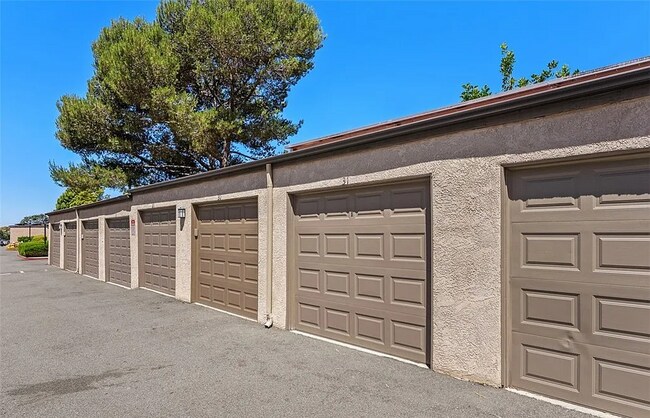 Building Photo - Upstairs Condo - Remodeled!