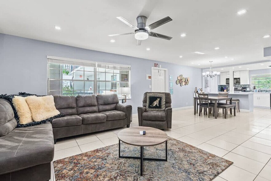 Building Photo - 2424 NE 9th St