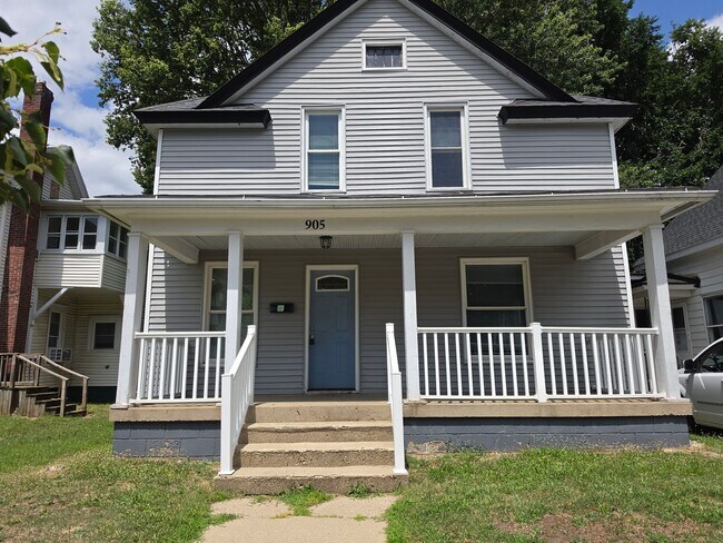 Building Photo - 905 E Washington St