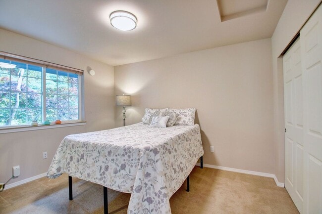 Building Photo - Lovely Clinton Home with Great Light and Pet Friendly!
