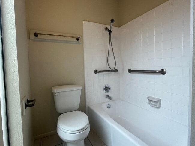 Building Photo - SPACIOUS SOUTHSIDE DUPLEX!