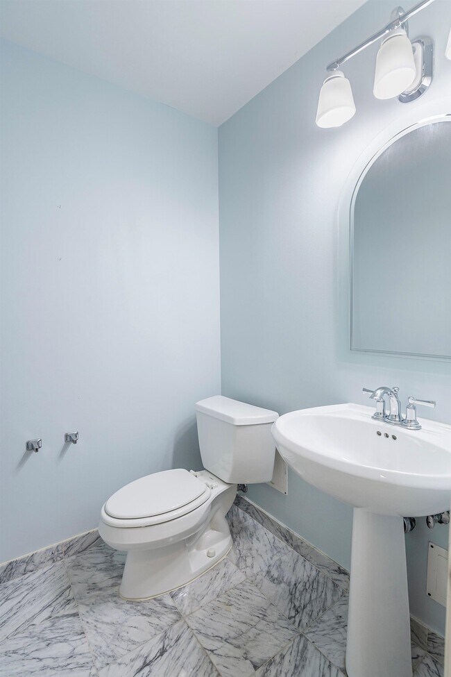 Building Photo - 207 Shearwater Ct W