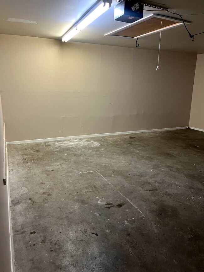 Building Photo - 9613 Westview Dr