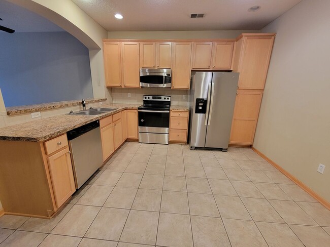 Building Photo - Lovely 2 Bed / 2 Bath TH w/ Heated Underground Parking in Plymouth!