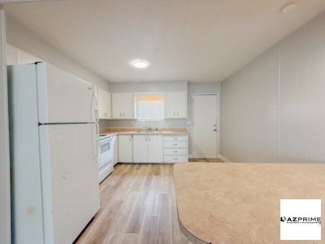 Building Photo - $795 OFF FIRST MONTH'S RENT MOVE IN SPECIAL!  Welcome to this Delightful 1/1 Phoenix Triplex Unit!