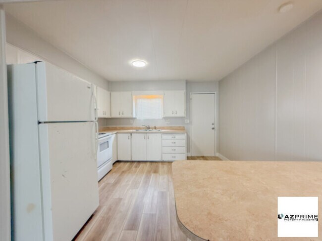 Building Photo - FREE FIRST MONTH'S RENT MOVE IN SPECIAL! Welcome to this Delightful 1/1 Phoenix Triplex Unit!