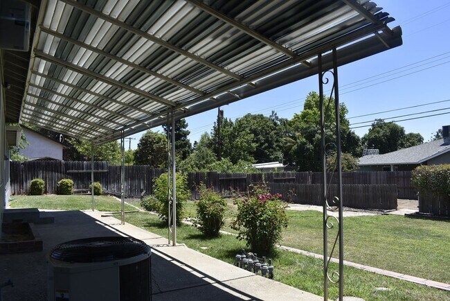 Building Photo - 5150 Oak Leaf Ave