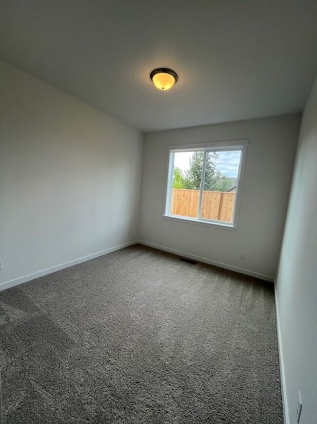 Building Photo - 3 Bedroom 2 Bath Silverton OR