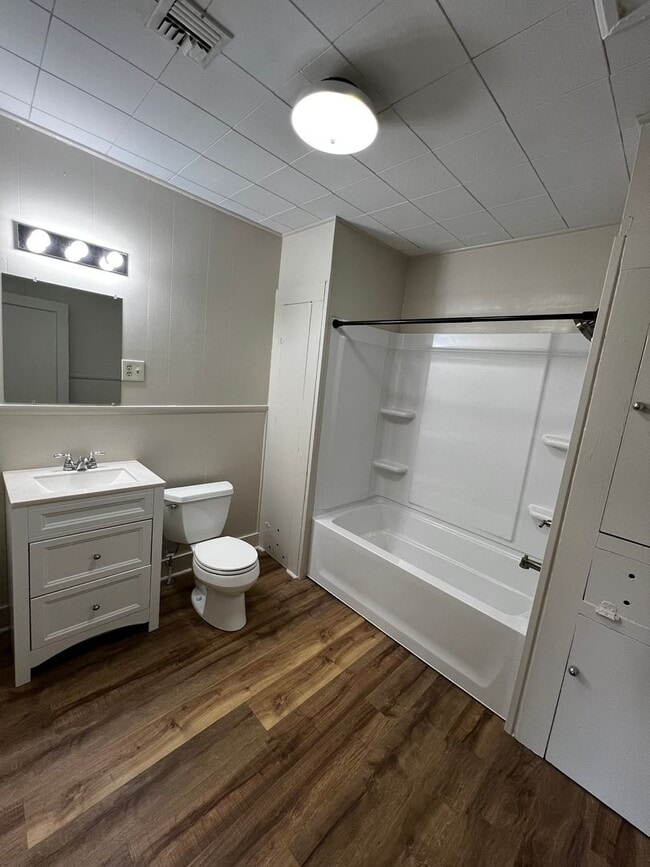 Building Photo - Two bedroom, One Bathroom , near UL