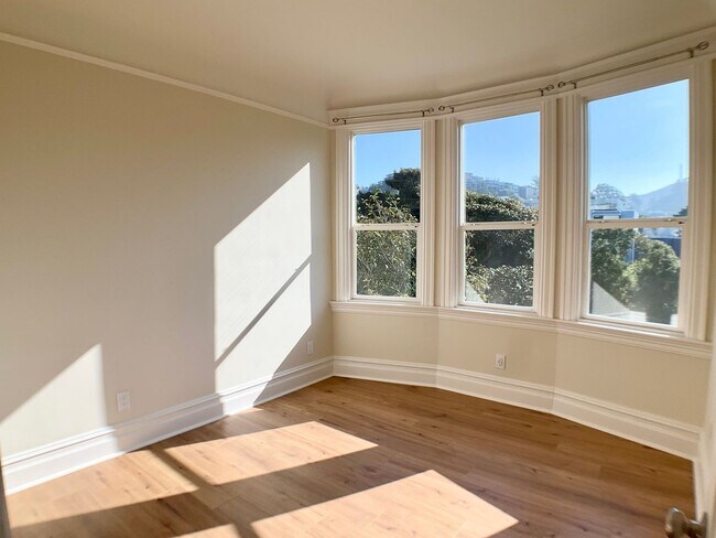 Building Photo - BEAUTIFUL RENOVATION! 4BR/3BA. In Unit Laundry! Dishwasher! Bay Windows!