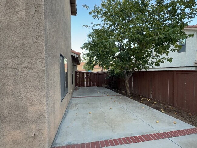Building Photo - "Charming 4-Bedroom Oasis with 2 Full Bath...