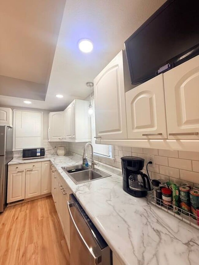 Building Photo - Fully Furnished Home close to UNL Campuses