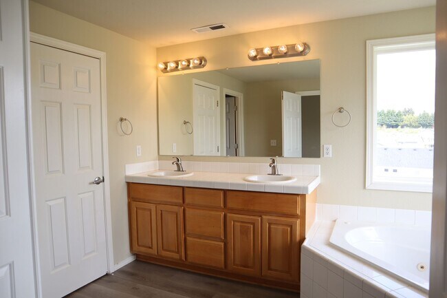 Building Photo - 9507 NE 39th Ave