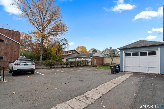 Building Photo - 136 Edwards St