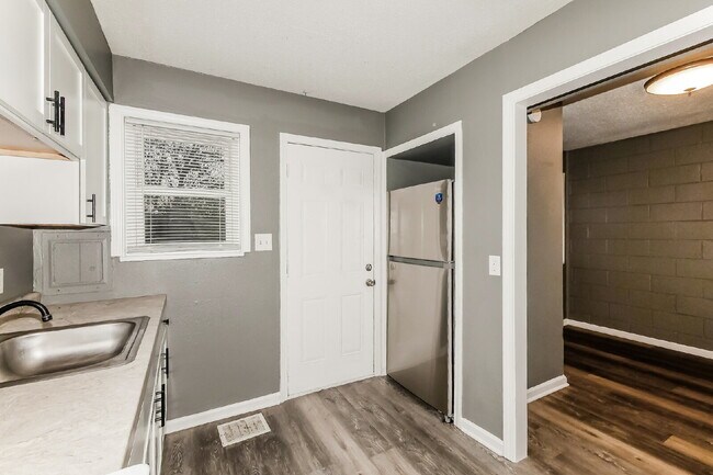 Building Photo - Charming 2 Bed, 1 Bath Apartment in Indianapolis - Don't Miss Out!