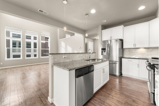 Building Photo - 2122 W Summit Pkwy