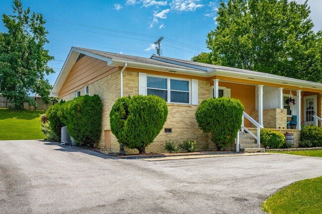 Building Photo - Newly Available! 2 Bedroom 1 Bathroom in the Heart of Hixson!