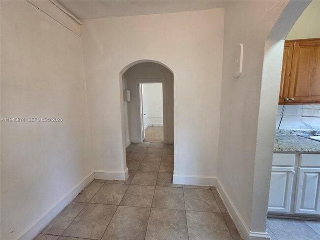 Building Photo - 1005 SW 19th Ave