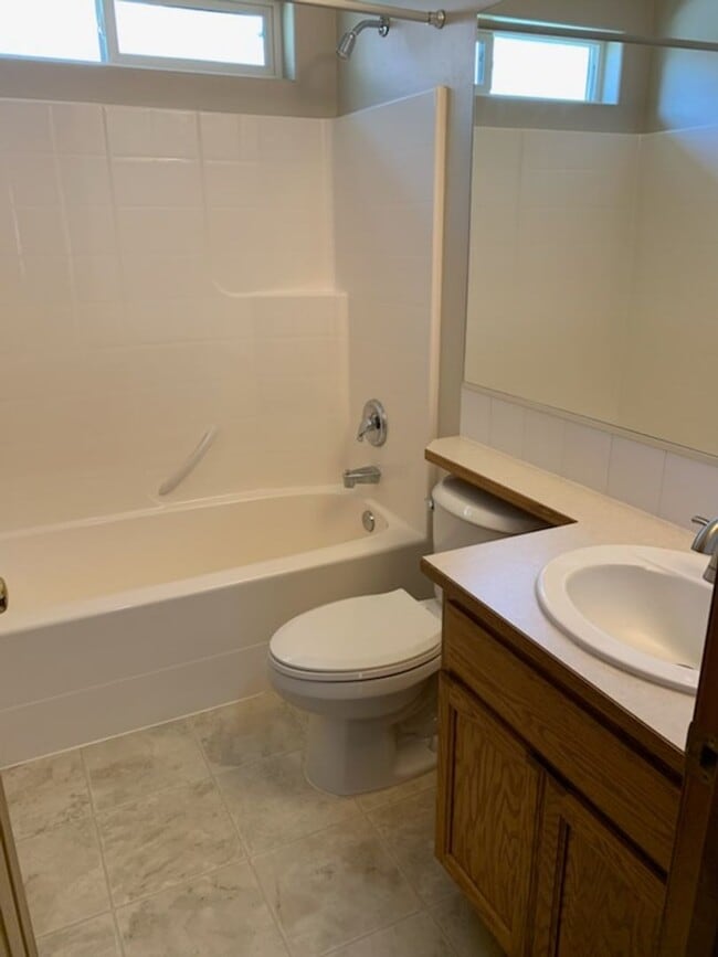 Building Photo - CDA Place Garden Home in Gated Community!