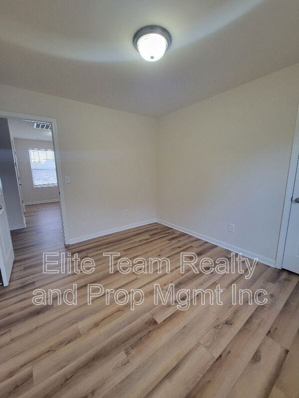 Building Photo - 5823 Hewitt Dr