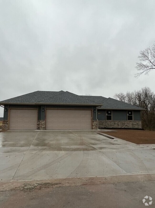 Building Photo - Beautiful one-year-old 3 bed, 2 bath, 3 ca...