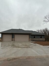 Building Photo - Beautiful one-year-old 3 bed, 2 bath, 3 ca...