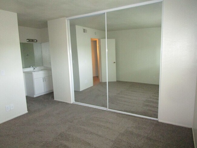 Building Photo - 184 Woodbury Cir