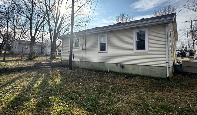 Building Photo - *3- Minutes from Jennie Stuart Medical Center*