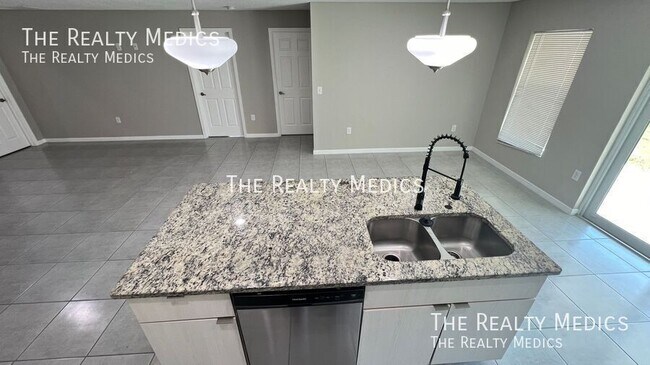 Building Photo - 1550 Pace Dr NW