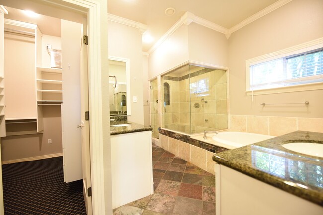 Building Photo - Walk to Inwood Village! Charming 3 bed 3 b...