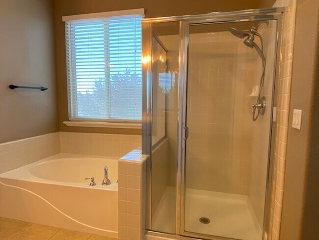 Building Photo - Available 8/1 - Lincoln Crossing 6 bedroom...