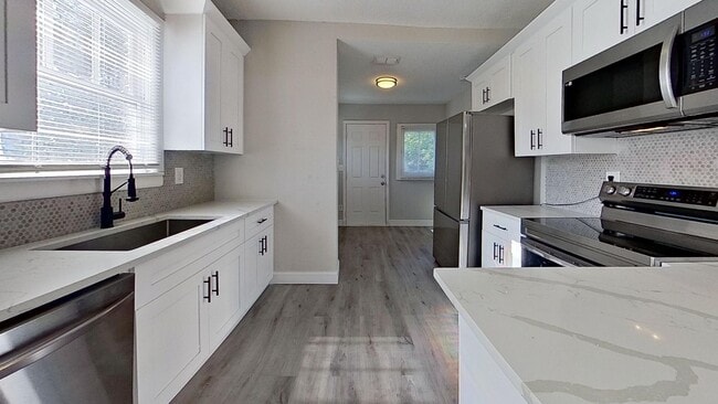 Building Photo - Murray Hill 3 bedroom