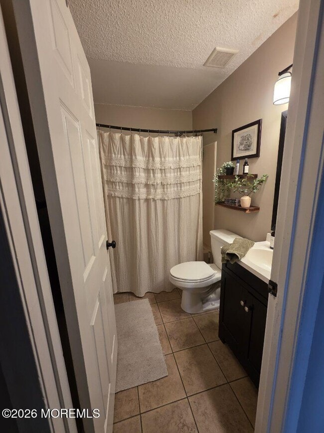 Building Photo - 104 Des Moines Ct