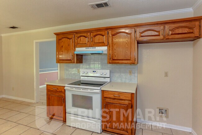 Building Photo - 800 Silver Creek Dr