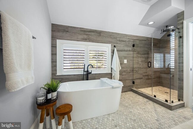 Building Photo - 323 S West St