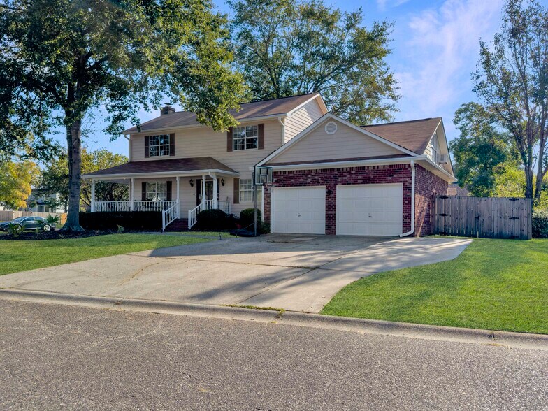 property exterior / driveway - 7900 Elderberry Cir