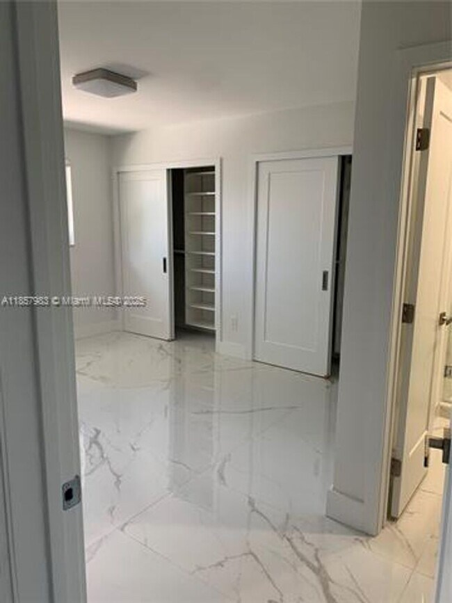Building Photo - 3260 SW 23rd Ter #3260 MIAMI, FL 33145