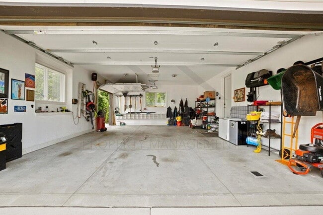 Building Photo - 8184 Woodland Shore Dr