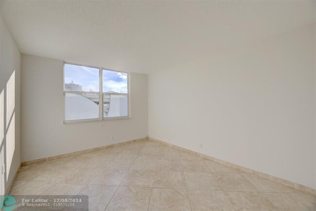 Building Photo - 305 N Pompano Beach Blvd