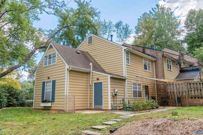 Building Photo - 3BR End-Unit Townhome with Outdoor Oasis –...