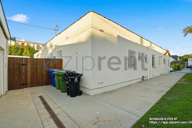 Building Photo - 1421 Stearns Dr