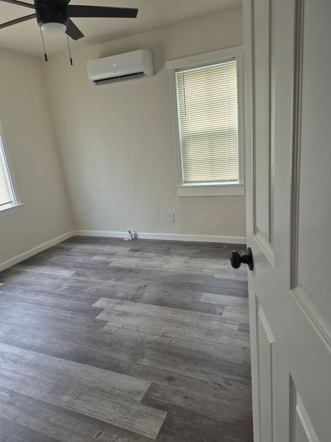 Building Photo - Great Home Located in the Lawton Heights A...