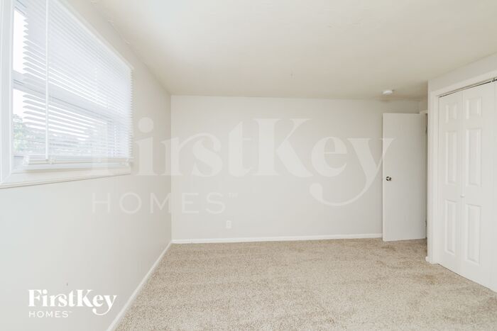 Building Photo - 905 Garfield Dr