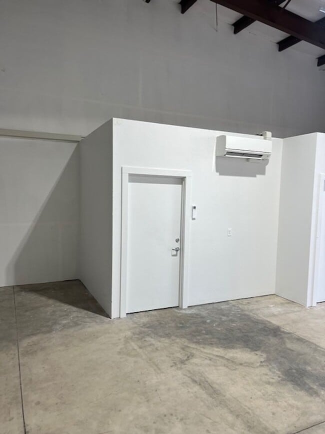 Building Photo - 967 Lawnsdale Rd